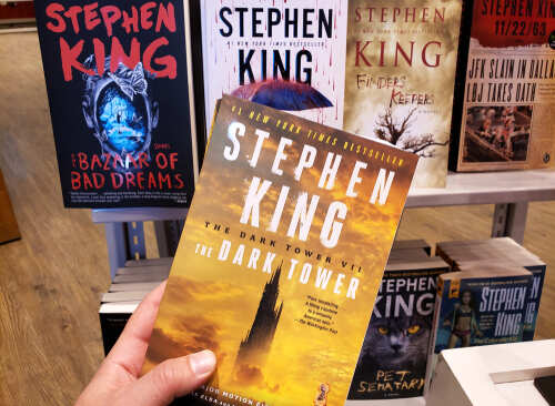 A person holding a Stephen King book