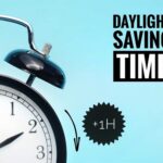 Black alarm clock with a daylight saving time message