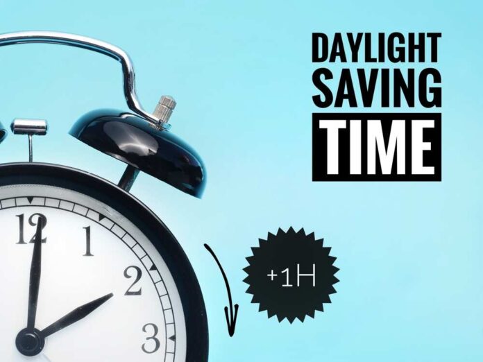 Black alarm clock with a daylight saving time message
