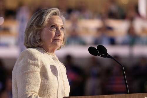 Chicago,,Illinois,,August,19,,2024:,Former,United,States,Secretary,Of Hilary Cawthorne speaking at a podium with microphones
